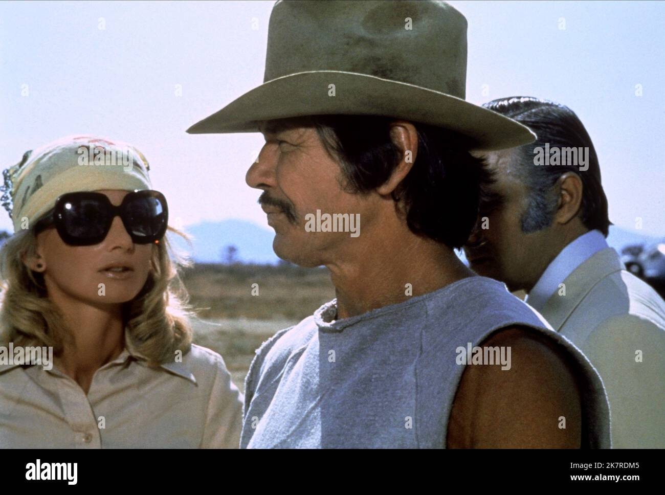 Jill Ireland & Charles Bronson film Breakout (1975) personnages : Ann Wagner, Nick Colton réalisateur : Tom Gries 07 mars 1975 **AVERTISSEMENT** cette photographie est à usage éditorial exclusif et est la propriété de COLUMBIA et/ou du photographe désigné par The film or production Company et ne peut être reproduite que par des publications en liaison avec la promotion du film ci-dessus. Un crédit obligatoire à COLUMBIA est requis. Le photographe doit également être crédité lorsqu'il est connu. Aucune utilisation commerciale ne peut être accordée sans autorisation écrite de The film Company. Banque D'Images