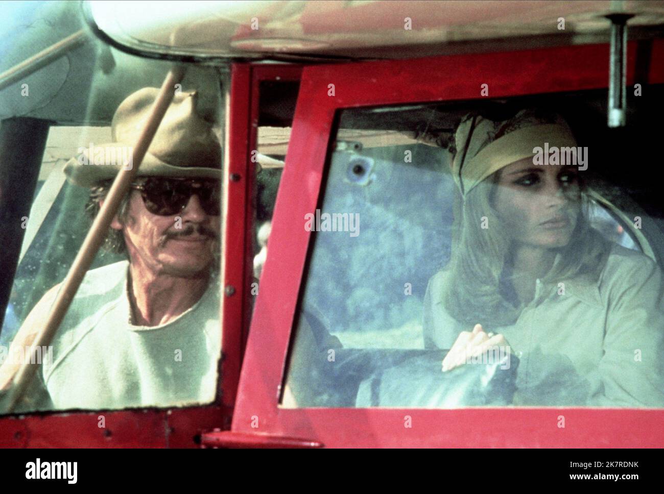 Charles Bronson & Jill Ireland film Breakout (1970) personnages : Nick Colton, Ann Wagner réalisateur : Tom Gries 07 mars 1975 **AVERTISSEMENT** cette photographie est à usage éditorial exclusif et est la propriété de COLUMBIA et/ou du photographe désigné par The film or production Company et ne peut être reproduite que par des publications en liaison avec la promotion du film ci-dessus. Un crédit obligatoire à COLUMBIA est requis. Le photographe doit également être crédité lorsqu'il est connu. Aucune utilisation commerciale ne peut être accordée sans autorisation écrite de The film Company. Banque D'Images
