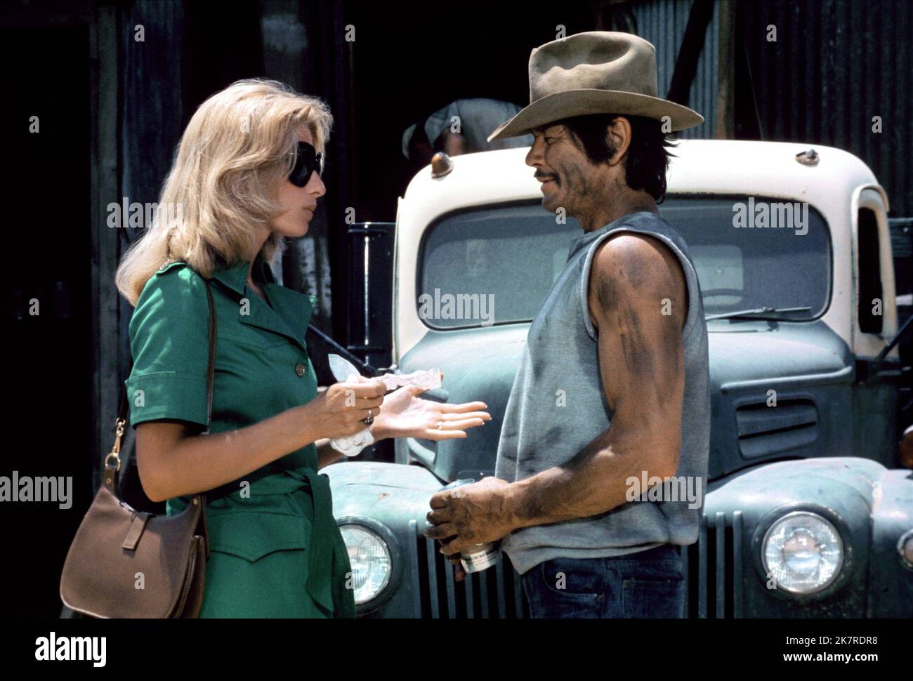 Jill Ireland & Charles Bronson film Breakout (1975) personnages : Ann Wagner, Nick Colton réalisateur : Tom Gries 07 mars 1975 **AVERTISSEMENT** cette photographie est à usage éditorial exclusif et est la propriété de COLUMBIA et/ou du photographe désigné par The film or production Company et ne peut être reproduite que par des publications en liaison avec la promotion du film ci-dessus. Un crédit obligatoire à COLUMBIA est requis. Le photographe doit également être crédité lorsqu'il est connu. Aucune utilisation commerciale ne peut être accordée sans autorisation écrite de The film Company. Banque D'Images