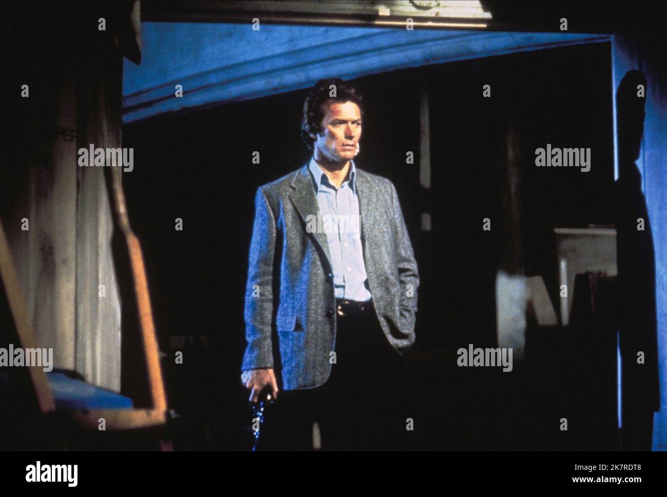 Clint Eastwood film Dirty Harry (USA 1971) personnages : insp. Harry Callahan réalisateur : Don Siegel 22 décembre 1971 **AVERTISSEMENT** cette photographie est pour usage éditorial seulement et est la propriété de WARNER BROS. Et/ou le photographe désigné par le film ou la société de production et ne peuvent être reproduits que par des publications en liaison avec la promotion du film ci-dessus. Un crédit obligatoire à WARNER BROS. est obligatoire. Le photographe doit également être crédité lorsqu'il est connu. Aucune utilisation commerciale ne peut être accordée sans autorisation écrite de The film Company. Banque D'Images