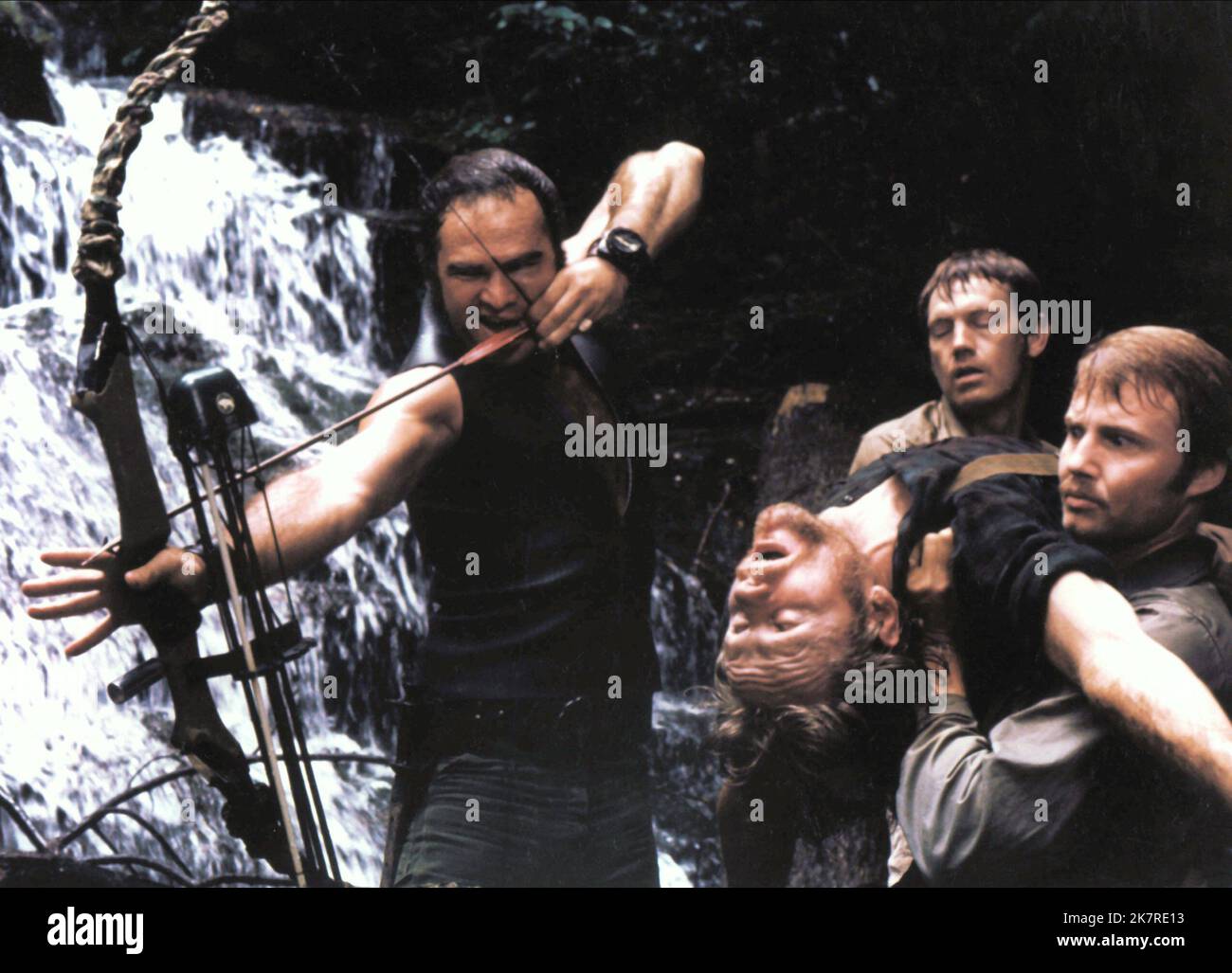 Burt Reynolds, Ronny Cox, Bill McKinney & Jon Voight film: Délivrance (USA 1972) personnages: Lewis, Drew, Mountain Man, Ed Directeur: John Boorman 30 juillet 1972 **AVERTISSEMENT** cette photographie est destinée à un usage éditorial seulement et est le copyright de WARNER BROS. Et/ou le photographe désigné par la Société de film ou de production et ne peut être reproduit que par des publications en conjonction avec la promotion du film ci-dessus. Crédit obligatoire pour WARNER BROS. est obligatoire. Le photographe doit également être crédité lorsqu'il est connu. Aucune utilisation commerciale ne peut être accordée sans l'autorisation écrite de la Société du film. Banque D'Images