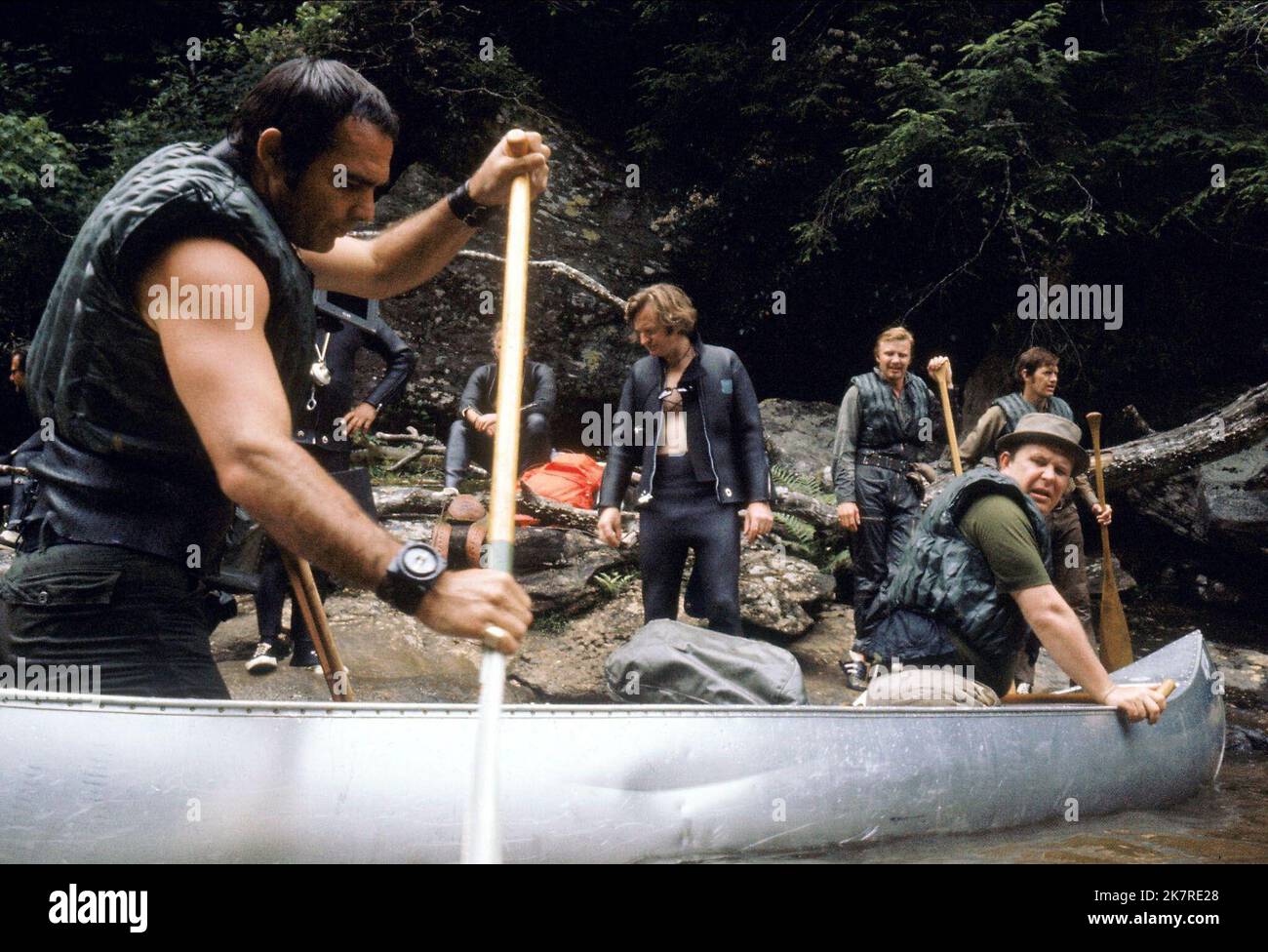 Burt Reynolds, Jon Voight, Ronny Cox & Ned Beatty film Deliverance (USA 1972) personnages : Lewis, Ed, Drew, Bobby réalisateur : John Boorman 30 juillet 1972 **AVERTISSEMENT** cette photographie est destinée à un usage éditorial seulement et est protégée par les droits d'auteur de WARNER BROS. Et/ou le photographe désigné par le film ou la société de production et ne peuvent être reproduits que par des publications en liaison avec la promotion du film ci-dessus. Un crédit obligatoire à WARNER BROS. est obligatoire. Le photographe doit également être crédité lorsqu'il est connu. Aucune utilisation commerciale ne peut être accordée sans autorisation écrite de The film Company. Banque D'Images