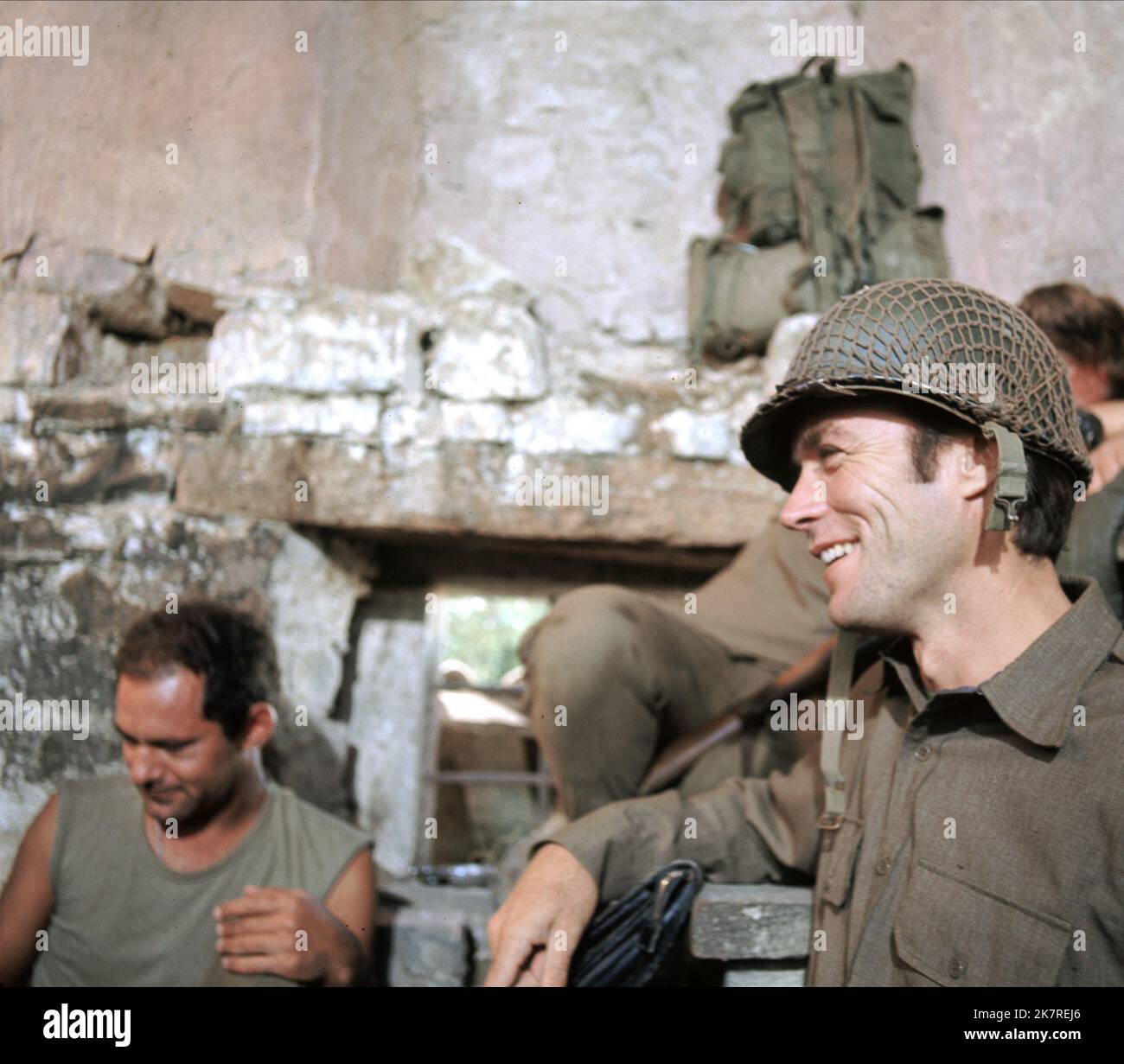 Stuart Margolin & Clint Eastwood film Kelly'S Heroes (USA/YU 1970) personnages : Pvt. Little Joe, Pvt. Kelly réalisateur : Brian G. Hutton 23 juin 1970 **AVERTISSEMENT** cette photographie est réservée à un usage éditorial et est protégée par les droits d'auteur de MGM et/ou du photographe désigné par le film ou la société de production et ne peut être reproduite que par des publications dans le cadre de la promotion du film ci-dessus. Un crédit obligatoire à MGM est requis. Le photographe doit également être crédité lorsqu'il est connu. Aucune utilisation commerciale ne peut être accordée sans autorisation écrite de The film Company. Banque D'Images