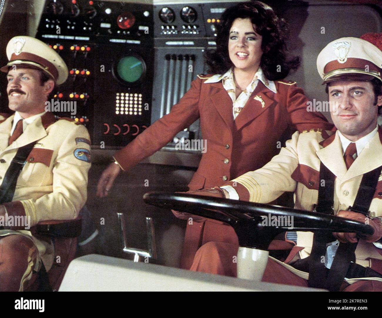 John Beck, Stockard Channing & Joseph Bologna film: The Big bus (USA 1976) personnages: Hers O'Brien,Kitty Baxter & Dan Torrance Directeur: James Frawley 23 juin 1976 **AVERTISSEMENT** cette photographie est destinée à un usage éditorial exclusif et est protégée par les droits d'auteur des IMAGES DE PARAMOUNT et/ou du photographe attribué par la Société de film ou de production et ne peut être reproduite que par des publications en conjonction avec la promotion du film ci-dessus. Un crédit obligatoire pour LES PHOTOS PARAMOUNT est requis. Le photographe doit également être crédité lorsqu'il est connu. Aucune utilisation commerciale ne peut être accordée sans autorisation écrite f Banque D'Images