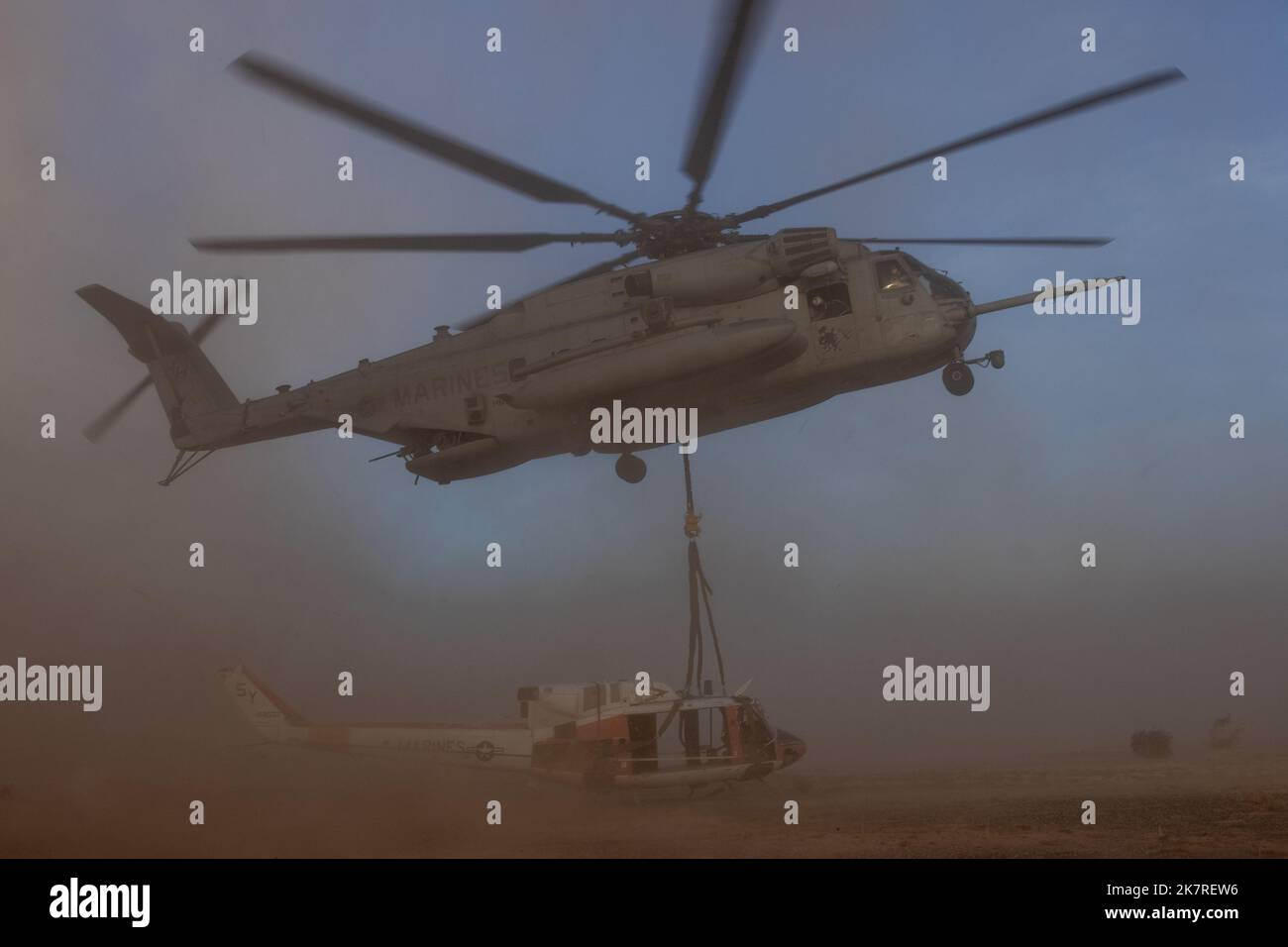 A ÉTATS-UNIS Le corps maritime CH-53E Super Stallion affecté à l'Escadron d'armes et de tactiques de l'aviation maritime un (MAWTS-1), exécute un levage externe d'un hélicoptère de sauvetage non fonctionnel pendant le cours d'instructeur d'armes et de tactiques (WTI) 1-23 près de Yuma, en Arizona, le 12 octobre 2022. WTI est un événement de formation de sept semaines organisé par MAWTS-1, qui fournit une formation et une préparation tactiques avancées standardisées, et aide à développer et à utiliser des armes et tactiques d'aviation. (É.-U. Photo du corps marin par lance Cpl. Ruben Padilla) Banque D'Images
