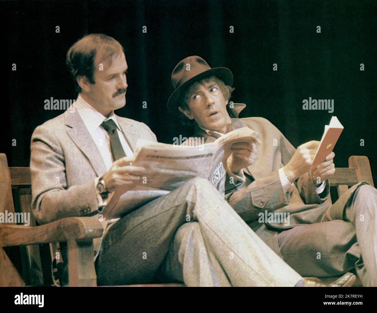 John Cleese & Peter Cook film The secret Policeman'S Ball (UK 1979) personnages : lui-même - divers rôles & réalisateur : Roger Graef 22 décembre 1979 **AVERTISSEMENT** cette photographie est à usage éditorial exclusif et est la propriété d'ITV et/ou du photographe assigné par la société de production et ne peut être reproduite que par des publications en liaison avec la promotion du film ci-dessus. Un crédit obligatoire à ITV est requis. Le photographe doit également être crédité lorsqu'il est connu. Aucune utilisation commerciale ne peut être accordée sans autorisation écrite de The film Company. Banque D'Images John Cleese & Peter Cook film The secret Policeman'S Ball (UK 1979) personnages : lui-même - divers rôles & réalisateur : Roger Graef 22 décembre 1979 **AVERTISSEMENT** cette photographie est à usage éditorial exclusif et est la propriété d'ITV et/ou du photographe assigné par la société de production et ne peut être reproduite que par des publications en liaison avec la promotion du film ci-dessus. Un crédit obligatoire à ITV est requis. Le photographe doit également être crédité lorsqu'il est connu. Aucune utilisation commerciale ne peut être accordée sans autorisation écrite de The film Company. Banque D'Images