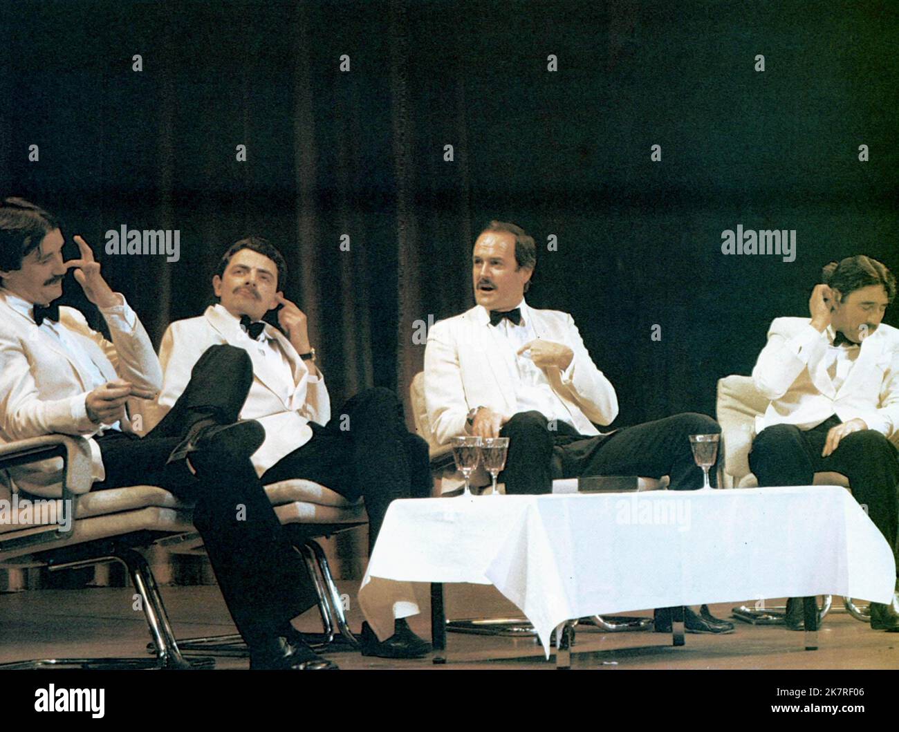 Michael Palin, Rowan Atkinson, John Cleese & Terry Jones film: The Secret policeman'S ball (UK 1979) personnages: Divers rôles, divers rôles, lui-même - divers rôles et lui-même / divers rôles (non crédités) Directeur: Roger Graef 22 décembre 1979 **AVERTISSEMENT** cette photographie est à usage éditorial exclusif et est le droit d'auteur d'ITV et/ou le photographe assigné par la Société de film ou de production et ne peut être reproduite que par des publications dans le cadre de la promotion du film ci-dessus. Un crédit obligatoire pour ITV est requis. Le photographe doit également être crédité lorsqu'il est connu. Aucune utilisation commerciale Banque D'Images Michael Palin, Rowan Atkinson, John Cleese & Terry Jones film: The Secret policeman'S ball (UK 1979) personnages: Divers rôles, divers rôles, lui-même - divers rôles et lui-même / divers rôles (non crédités) Directeur: Roger Graef 22 décembre 1979 **AVERTISSEMENT** cette photographie est à usage éditorial exclusif et est le droit d'auteur d'ITV et/ou le photographe assigné par la Société de film ou de production et ne peut être reproduite que par des publications dans le cadre de la promotion du film ci-dessus. Un crédit obligatoire pour ITV est requis. Le photographe doit également être crédité lorsqu'il est connu. Aucune utilisation commerciale Banque D'Images