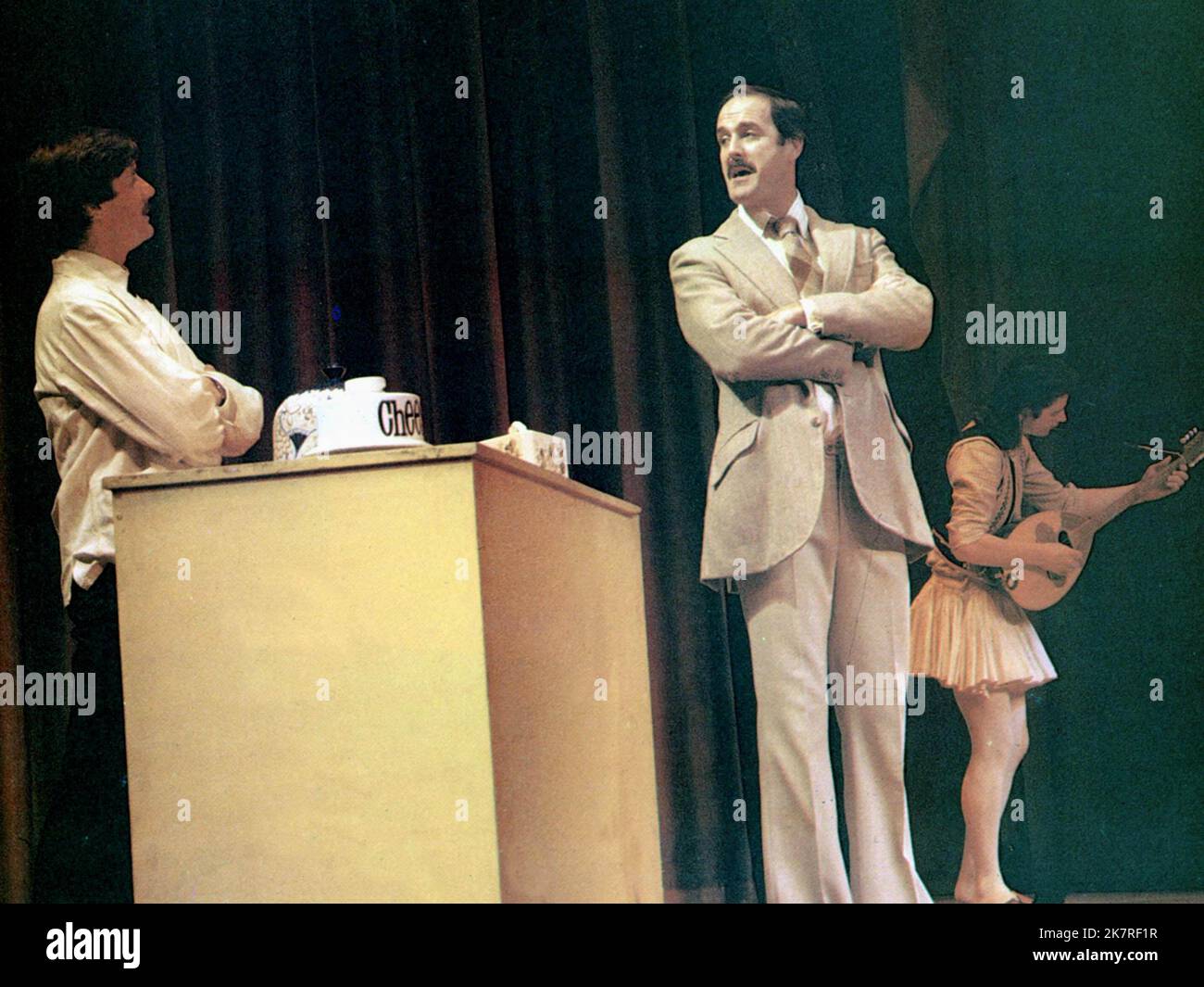 Michael Palin & John Cleese film The secret Policeman'S Ball (UK 1979) personnages : divers rôles & lui-même - divers rôles réalisateur : Roger Graef 22 décembre 1979 **AVERTISSEMENT** cette photographie est à usage éditorial seulement et est la propriété d'ITV et/ou du photographe assigné par la société de production et ne peut être reproduite que par des publications en liaison avec la promotion du film ci-dessus. Un crédit obligatoire à ITV est requis. Le photographe doit également être crédité lorsqu'il est connu. Aucune utilisation commerciale ne peut être accordée sans autorisation écrite de The film Company. Banque D'Images Michael Palin & John Cleese film The secret Policeman'S Ball (UK 1979) personnages : divers rôles & lui-même - divers rôles réalisateur : Roger Graef 22 décembre 1979 **AVERTISSEMENT** cette photographie est à usage éditorial seulement et est la propriété d'ITV et/ou du photographe assigné par la société de production et ne peut être reproduite que par des publications en liaison avec la promotion du film ci-dessus. Un crédit obligatoire à ITV est requis. Le photographe doit également être crédité lorsqu'il est connu. Aucune utilisation commerciale ne peut être accordée sans autorisation écrite de The film Company. Banque D'Images
