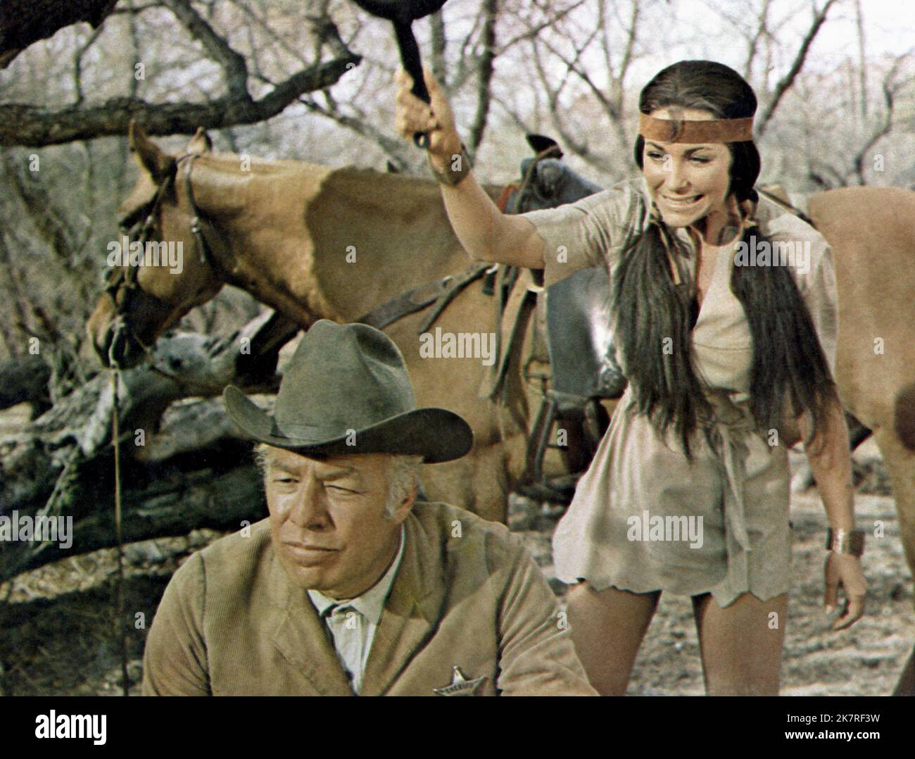 George Kennedy & Michele Carey film: Dirty Dingus Magee (1976) personnages: Herkimer 'Hoke' Birdsill & Anna Hot Water Directeur: Burt Kennedy 18 novembre 1970 **AVERTISSEMENT** cette photographie est destinée à un usage éditorial exclusif et est protégée par les droits d'auteur de METRO-GOLDWYN-MAYER et/ou du photographe attribué par la Société du film ou de la production et ne peut être reproduite que par des publications dans le cadre de la promotion du film ci-dessus. Un crédit obligatoire pour METRO-GOLDWYN-MAYER est requis. Le photographe doit également être crédité lorsqu'il est connu. Aucune utilisation commerciale ne peut être accordée sans l'autorisation écrite du fil Banque D'Images