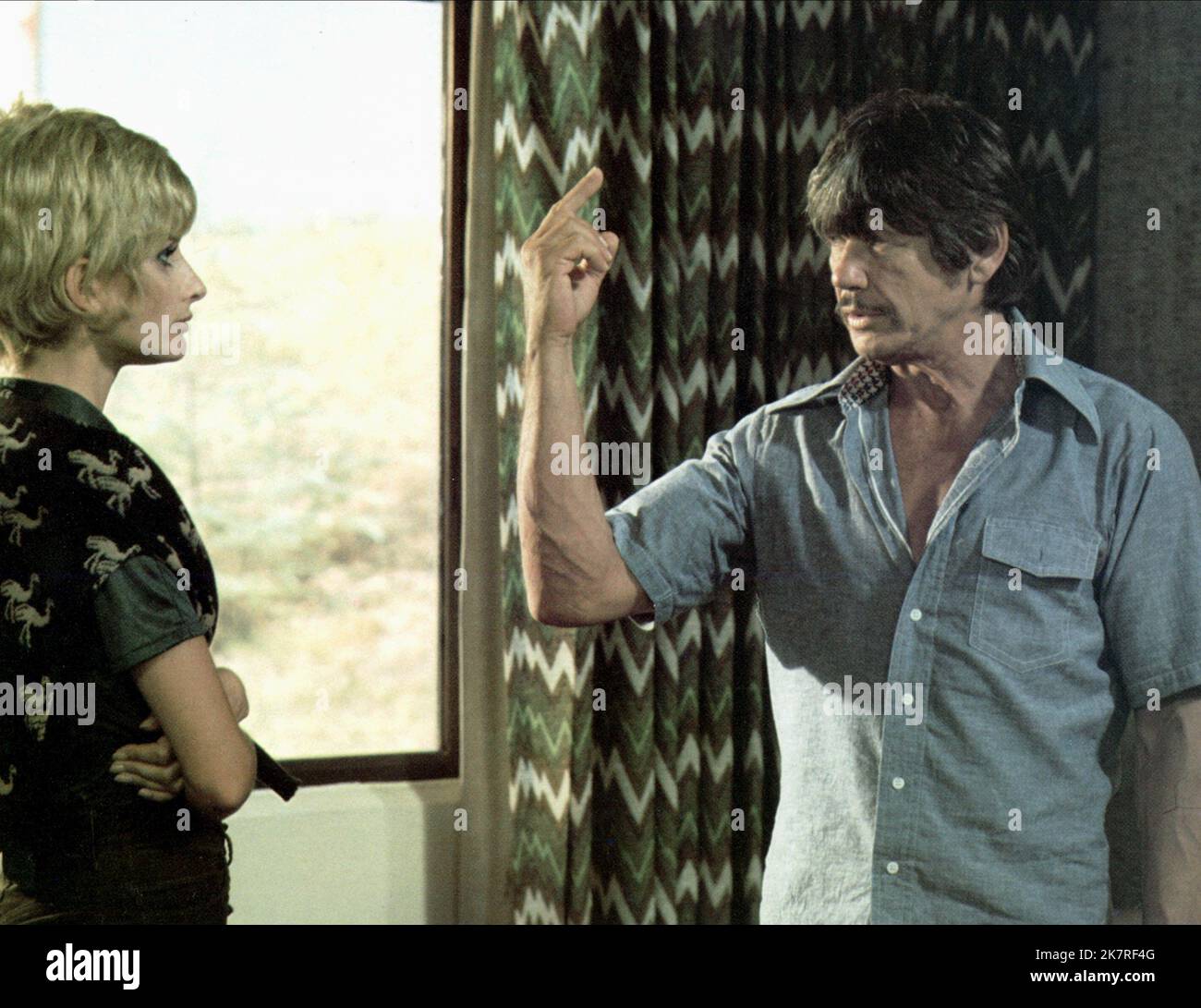 Jill Ireland & Charles Bronson film Breakout (1971) personnages : Ann Wagner & Nick Colton réalisateur : Tom Gries 07 mars 1975 **AVERTISSEMENT** cette photographie est à usage éditorial exclusif et est la propriété de COLUMBIA et/ou du photographe désigné par The film or production Company et ne peut être reproduite que par des publications en liaison avec la promotion du film ci-dessus. Un crédit obligatoire à COLUMBIA est requis. Le photographe doit également être crédité lorsqu'il est connu. Aucune utilisation commerciale ne peut être accordée sans autorisation écrite de The film Company. Banque D'Images