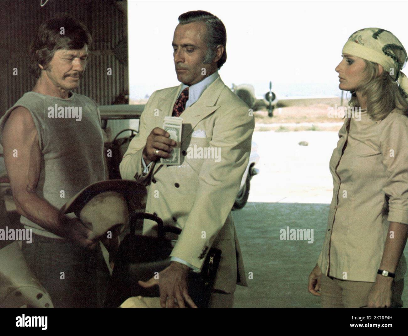 Charles Bronson, Alejandro Rey & Jill Ireland film Breakout (1975) personnages : Nick Colton,Sanchez & Ann Wagner réalisateur : Tom Gries 07 mars 1975 **AVERTISSEMENT** cette photographie est réservée à un usage éditorial et est la propriété de COLUMBIA et/ou du photographe assigné par The film or production Company et ne peut être reproduite que par des publications en liaison avec la promotion du film ci-dessus. Un crédit obligatoire à COLUMBIA est requis. Le photographe doit également être crédité lorsqu'il est connu. Aucune utilisation commerciale ne peut être accordée sans autorisation écrite de The film Company. Banque D'Images