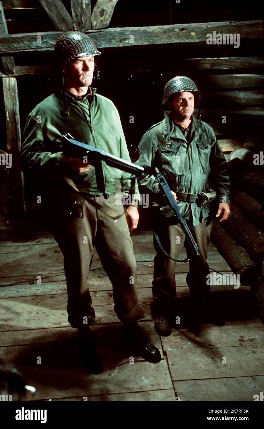 Clint Eastwood & Don Rickles film: Kelly'S Heroes (USA/YU 1970) personnages: Pvt. Kelly & SSgt. Crapgame Director: Brian G.Hutton 23 juin 1970 **AVERTISSEMENT** cette photographie est à usage éditorial exclusif et est le copyright de MGM et/ou le photographe assigné par la Société de film ou de production et ne peut être reproduite que par des publications dans le cadre de la promotion du film ci-dessus. Un crédit obligatoire pour MGM est requis. Le photographe doit également être crédité lorsqu'il est connu. Aucune utilisation commerciale ne peut être accordée sans l'autorisation écrite de la Société du film. Banque D'Images