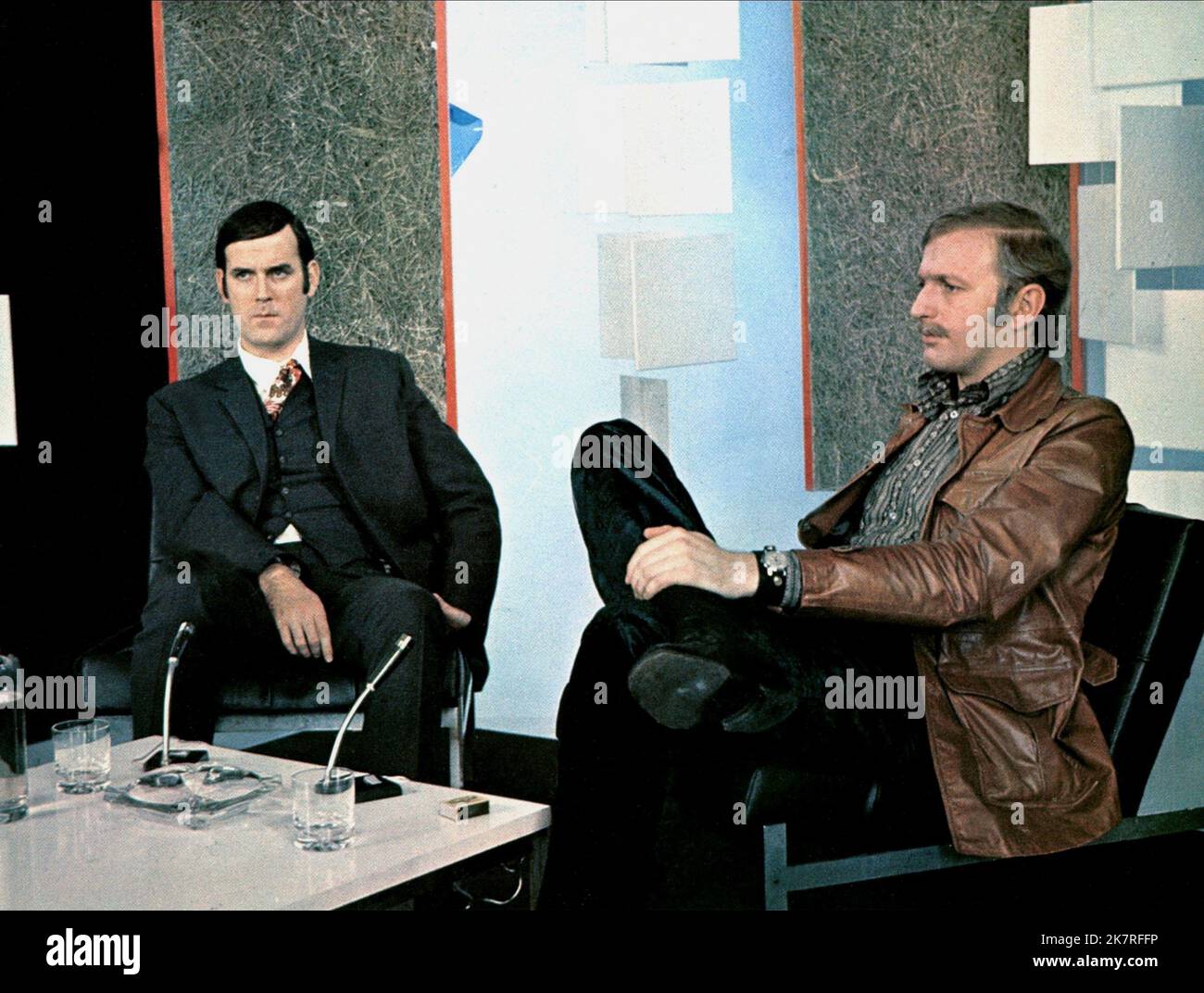 John Cleese & Graham Chapman film: Et maintenant pour quelque chose de complètement différent; Monty Python et maintenant pour quelque chose de complètement Diff (UK 1971) personnages: Sir Edward Ross / esquisse: 'ir Edward Ross' Directeur: Ian McNaughton 28 septembre 1971 **AVERTISSEMENT** cette photographie est destinée à un usage éditorial exclusif et est protégée par les droits d'auteur de COLUMBIA PICTURES et/ou du photographe attribué par la Société de film ou de production et ne peut être reproduite que par des publications en conjonction avec la promotion du film ci-dessus. Un crédit obligatoire pour LES PHOTOS DE COLUMBIA est requis. Le photographe doit également être crédité Banque D'Images John Cleese & Graham Chapman film: Et maintenant pour quelque chose de complètement différent; Monty Python et maintenant pour quelque chose de complètement Diff (UK 1971) personnages: Sir Edward Ross / esquisse: 'ir Edward Ross' Directeur: Ian McNaughton 28 septembre 1971 **AVERTISSEMENT** cette photographie est destinée à un usage éditorial exclusif et est protégée par les droits d'auteur de COLUMBIA PICTURES et/ou du photographe attribué par la Société de film ou de production et ne peut être reproduite que par des publications en conjonction avec la promotion du film ci-dessus. Un crédit obligatoire pour LES PHOTOS DE COLUMBIA est requis. Le photographe doit également être crédité Banque D'Images