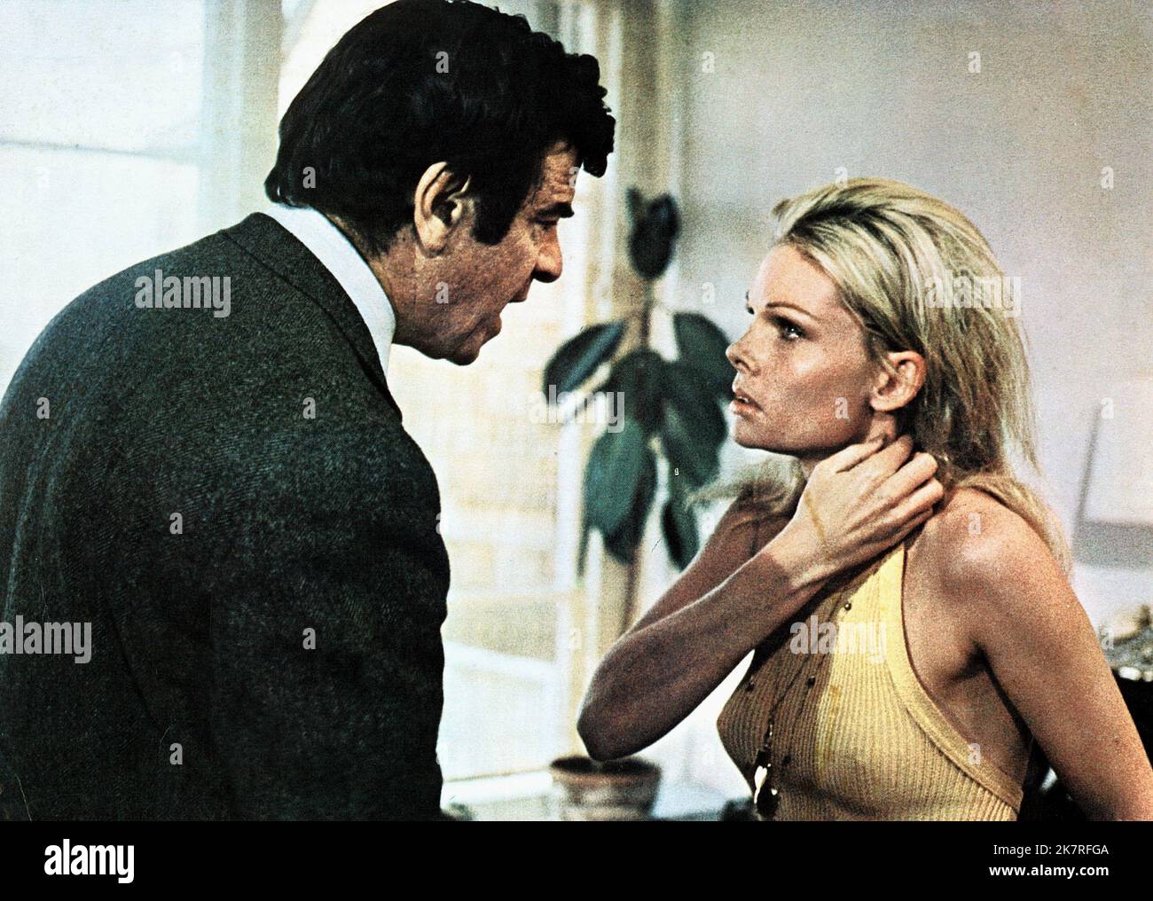 Walter Matlau & Cathy Lee Crosby film: The riing policeman (1973) personnages: Sgt. Jake Martin SFPD & Kay Butler Directeur: Stuart Rosenberg 20 décembre 1973 **AVERTISSEMENT** cette photographie est à usage éditorial exclusif et est le droit d'auteur de 20th CENTURY FOX et/ou le photographe assigné par la Société de film ou de production et ne peut être reproduite que par des publications dans le cadre de la promotion du film ci-dessus. Un crédit obligatoire à 20th CENTURY FOX est requis. Le photographe doit également être crédité lorsqu'il est connu. Aucune utilisation commerciale ne peut être accordée sans l'autorisation écrite du film Banque D'Images