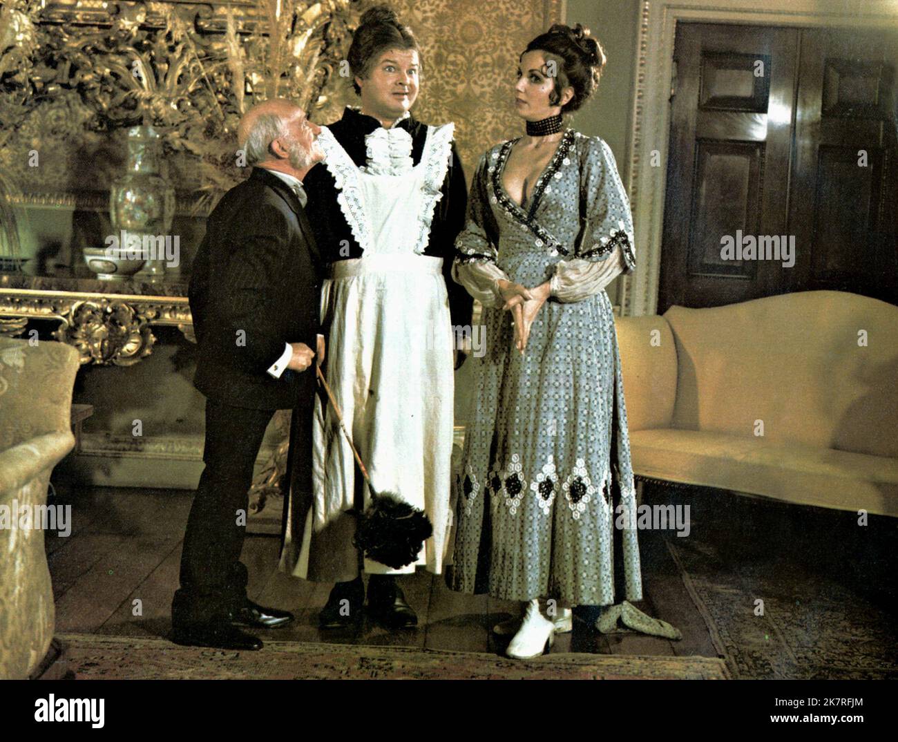 Benny Hill & Jackie Wright film: The Best of Benny Hill (1976) personnages: Lui / Fred Sint / M. Chow Mein / Tommy Tupper / Mervyn Cruddy / rôles divers et divers Directeur: John Robins 01 décembre 1974 **AVERTISSEMENT** cette photographie est à usage éditorial exclusif et est le copyright de THAMES TV et/ou le photographe assigné par la Société de film ou de production et ne peut être reproduite que par des publications dans le cadre de la promotion du film ci-dessus. Un crédit obligatoire pour THAMES TV est requis. Le photographe doit également être crédité lorsqu'il est connu. Aucune utilisation commerciale ne peut être accordée Banque D'Images
