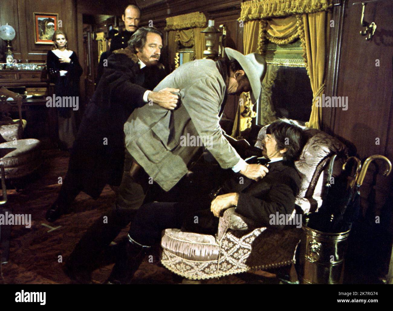 Jill Ireland, Ed Lauter, Ben Johnson & Charles Bronson film : Breakheart Pass (1973) personnages : Marica, Major Claremont, Pearce & Deakin Directeur : Tom Gries 25 décembre 1975 **AVERTISSEMENT** cette photographie est à usage éditorial exclusif et est le droit d'auteur des ARTISTES UNIS et/ou du photographe assigné par la Société de film ou de production et ne peut être reproduite que par des publications dans le cadre de la promotion du film ci-dessus. Un crédit obligatoire pour LES ARTISTES UNIS est requis. Le photographe doit également être crédité lorsqu'il est connu. Aucune utilisation commerciale ne peut être accordée sans l'autorisation écrite de TH Banque D'Images