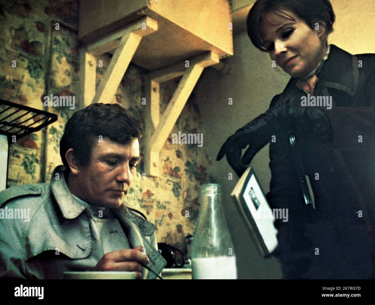 Albert Finney & Janice Rule film : Gumshoe (UK 1971) Directeur : Stephen Frears 01 décembre 1971 **AVERTISSEMENT** cette photographie est à usage éditorial exclusif et est le droit d'auteur de COLUMBIA PICTURES et/ou le photographe assigné par la Société de film ou de production et ne peut être reproduite que par des publications dans le cadre de la promotion du film ci-dessus. Un crédit obligatoire pour LES PHOTOS DE COLUMBIA est requis. Le photographe doit également être crédité lorsqu'il est connu. Aucune utilisation commerciale ne peut être accordée sans l'autorisation écrite de la Société du film. Banque D'Images