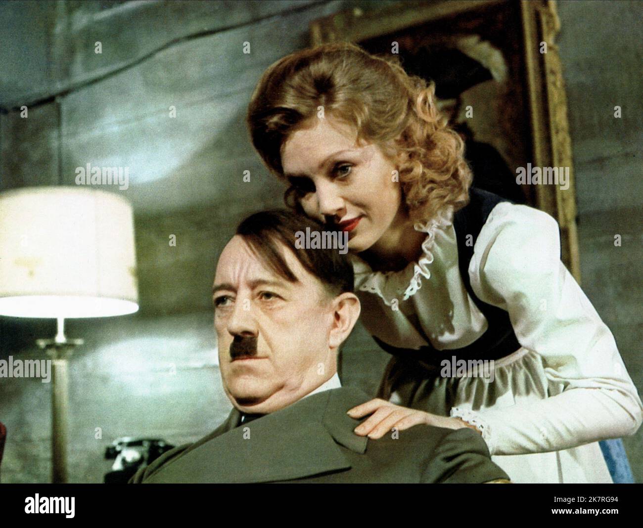Alec Guinness & Doris Kunstmann film Hitler : The Last Ten Days (1973) personnages : Adolf Hitler & Eva Braun réalisateur : Ennio de Concini 20 avril 1973 **AVERTISSEMENT** cette photographie est destinée à un usage éditorial et est protégée par les droits d'auteur de PARAMOUNT et/ou du photographe assigné par le film ou la société de production et ne peut être reproduite que par des publications en liaison avec la promotion du film ci-dessus. Un crédit obligatoire à PARAMOUNT est requis. Le photographe doit également être crédité lorsqu'il est connu. Aucune utilisation commerciale ne peut être accordée sans autorisation écrite de The film Company. Banque D'Images