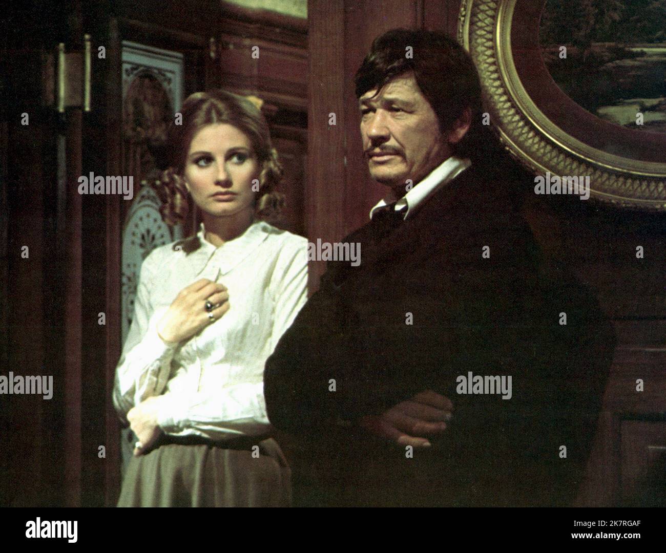 Jill Ireland & Charles Bronson film Breakheart Pass (1975) personnages : Marica & Deakin réalisateur : Tom Gries 25 décembre 1975 **AVERTISSEMENT** cette photographie est réservée à un usage éditorial et est protégée par LES droits d'auteur de UNITED ARTISTS et/ou du photographe désigné par The film or production Company et ne peut être reproduite que par des publications dans le cadre de la promotion du film ci-dessus. Un crédit obligatoire pour UNITED ARTISTS est requis. Le photographe doit également être crédité lorsqu'il est connu. Aucune utilisation commerciale ne peut être accordée sans autorisation écrite de The film Company. Banque D'Images