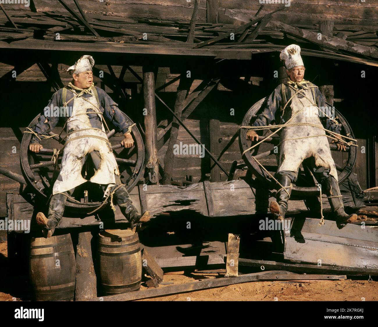 Film Tim Conway & Don Knotts : The Apple Dumpling Gang Rides Again (1979) personnages : Amos Tucker & Theodore Directeur : Vincent Mceveety 06 juillet 1979 **AVERTISSEMENT** cette photographie est destinée à un usage éditorial exclusif et est protégée par les droits d'auteur de DISNEY et/ou du photographe attribué par la Société de film ou de production et ne peut être reproduite que par des publications dans le cadre de la promotion du film ci-dessus. Un crédit obligatoire pour DISNEY est requis. Le photographe doit également être crédité lorsqu'il est connu. Aucune utilisation commerciale ne peut être accordée sans l'autorisation écrite de la Société du film. Banque D'Images