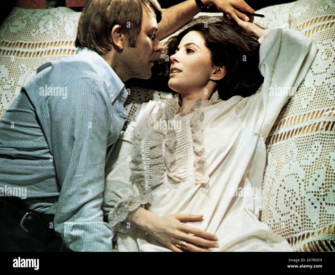 Sven-Bertil Taube & Barbara Parkins film: Marionnette sur Une chaîne (1972) personnages: Paul Sherman & Maggie Directeur: Geoffrey Reeve 31 janvier 1972 **AVERTISSEMENT** cette photographie est destinée à un usage éditorial exclusif et est protégée par les droits d'auteur de la Société du film et/ou du photographe attribué par la Société du film ou de la production et ne peut être reproduite que par des publications dans le cadre de la promotion du film ci-dessus. Un crédit obligatoire pour la société de film est requis. Le photographe doit également être crédité lorsqu'il est connu. Aucune utilisation commerciale ne peut être accordée sans l'autorisation écrite de la Société du film. Banque D'Images