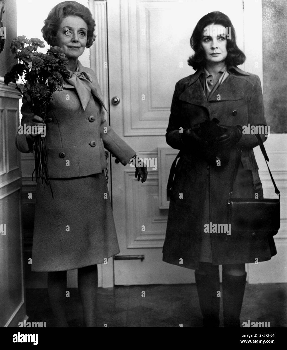 Jean Simmons & Evelyn Laye film Say Hello to Yesterday (1971) personnages : femme & mère de femme réalisateur : Alvin Rakoff 31 janvier 1971 **AVERTISSEMENT** cette photographie est à usage éditorial exclusif et est la propriété de JOSEF SHAFTEL PROD et/ou du photographe désigné par la société de production et ne peut être reproduite que par des publications en liaison avec la promotion du film ci-dessus. Un crédit obligatoire à JOSEF SHAFTEL PROD est requis. Le photographe doit également être crédité lorsqu'il est connu. Aucune utilisation commerciale ne peut être accordée sans autorisation écrite de The film Company. Banque D'Images