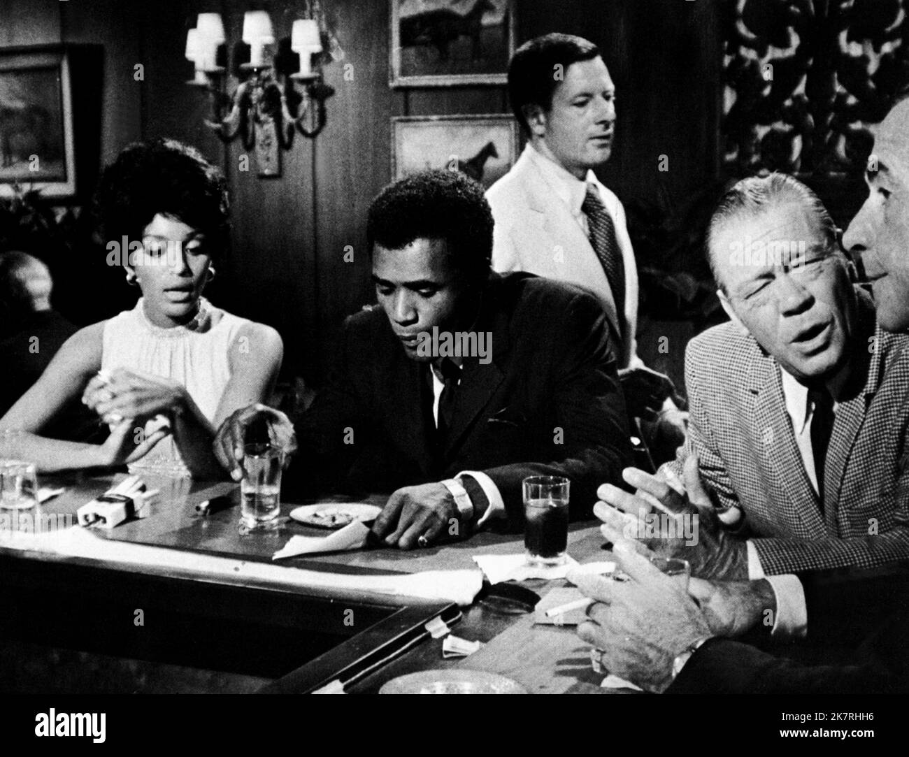 Janet MACLACHLAN & Calvin Lockhart film Halls of Anger (1970) personnages : Lorraine Nash & Quincy Davis réalisateur : Paul Bogart 29 avril 1970 **AVERTISSEMENT** cette photographie est réservée à un usage éditorial et est la propriété de UNITED ARTISTS et/ou du photographe assigné par la société de production et ne peut être reproduite que par des publications en liaison avec la promotion du film ci-dessus. Un crédit obligatoire pour UNITED ARTISTS est requis. Le photographe doit également être crédité lorsqu'il est connu. Aucune utilisation commerciale ne peut être accordée sans autorisation écrite de The film Company. Banque D'Images