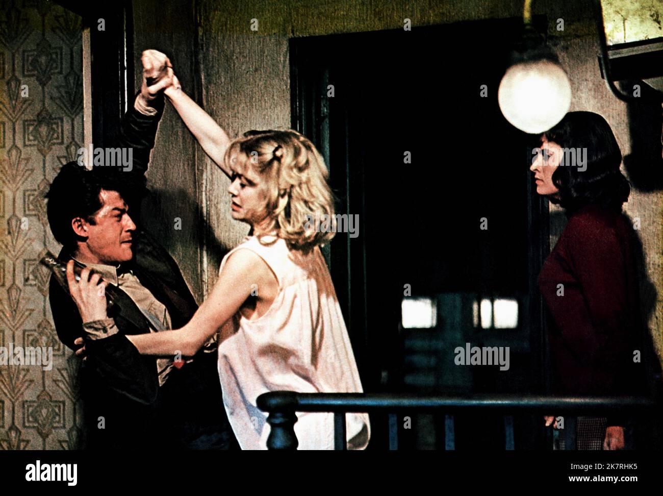 John Hurt, Judy Geeson & Isobel Black film: 10 Rillington place (UK 1971) personnages: Timothy John Evans,Beryl Evans & Alice Directeur: Richard Fleischer 28 janvier 1971 **AVERTISSEMENT** cette photographie est destinée à un usage éditorial exclusif et est protégée par les droits d'auteur de COLUMBIA PICTURES et/ou du photographe attribué par la Société de film ou de production et ne peut être reproduite que par des publications en conjonction avec la promotion du film ci-dessus. Un crédit obligatoire pour LES PHOTOS DE COLUMBIA est requis. Le photographe doit également être crédité lorsqu'il est connu. Aucune utilisation commerciale ne peut être accordée sans autorisation écrite de Banque D'Images