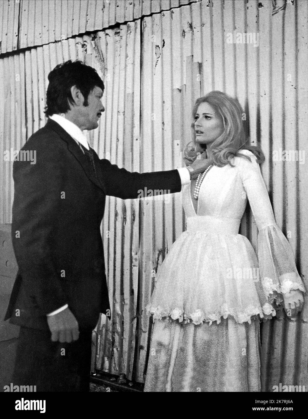 Charles Bronson & Jill Ireland film violent City ; Citta Violenta (1975) personnages : Jeff Heston & Vanessa Sheldon réalisateur : Sergio Sollima 17 septembre 1970 **AVERTISSEMENT** cette photographie est réservée à un usage éditorial et est la propriété de FONO ROMA et/ou du photographe assigné par la société cinématographique ou de production et ne peut être reproduite que par des publications dans le cadre de la promotion du film ci-dessus. Un crédit obligatoire pour FONO ROMA est requis. Le photographe doit également être crédité lorsqu'il est connu. Aucune utilisation commerciale ne peut être accordée sans autorisation écrite de The film Company. Banque D'Images