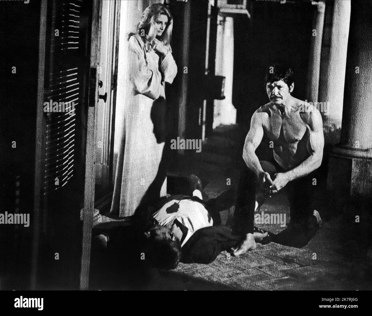 Jill Ireland & Charles Bronson film violent City ; Citta Violenta (1970) personnages : Vanessa Sheldon & Jeff Heston réalisateur : Sergio Sollima 17 septembre 1970 **AVERTISSEMENT** cette photographie est à usage éditorial exclusif et est la propriété de FONO ROMA et/ou du photographe assigné par la société de production et ne peut être reproduite que par des publications en liaison avec la promotion du film ci-dessus. Un crédit obligatoire pour FONO ROMA est requis. Le photographe doit également être crédité lorsqu'il est connu. Aucune utilisation commerciale ne peut être accordée sans autorisation écrite de The film Company. Banque D'Images
