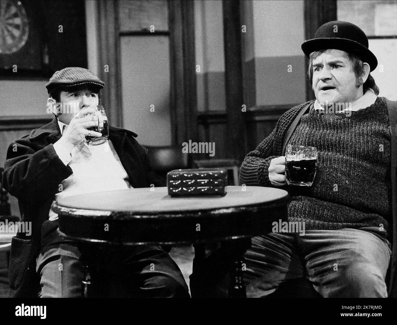 Ronnie Corbett et Ronnie Barker Television : The Two Ronnies (TV-Serie) UK 1971–1987, 10 avril 1971 **AVERTISSEMENT** cette photographie est destinée à un usage éditorial exclusif et est le copyright de la BBC et/ou du photographe attribué par la Société de film ou de production et ne peut être reproduite que par des publications dans le cadre de la promotion du film ci-dessus. Un crédit obligatoire pour BBC est requis. Le photographe doit également être crédité lorsqu'il est connu. Aucune utilisation commerciale ne peut être accordée sans l'autorisation écrite de la Société du film. Banque D'Images