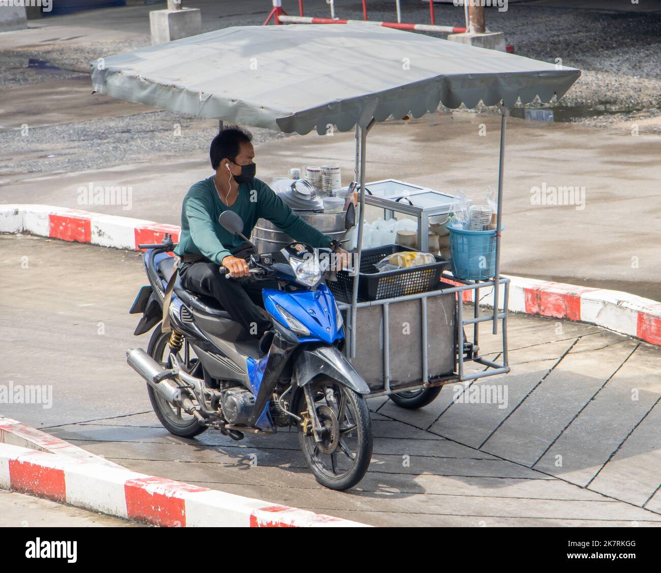 SAMUT PRAKAN, THAÏLANDE, SEP 23 2022, le vendeur conduit une moto à trois roues avec chariot Banque D'Images