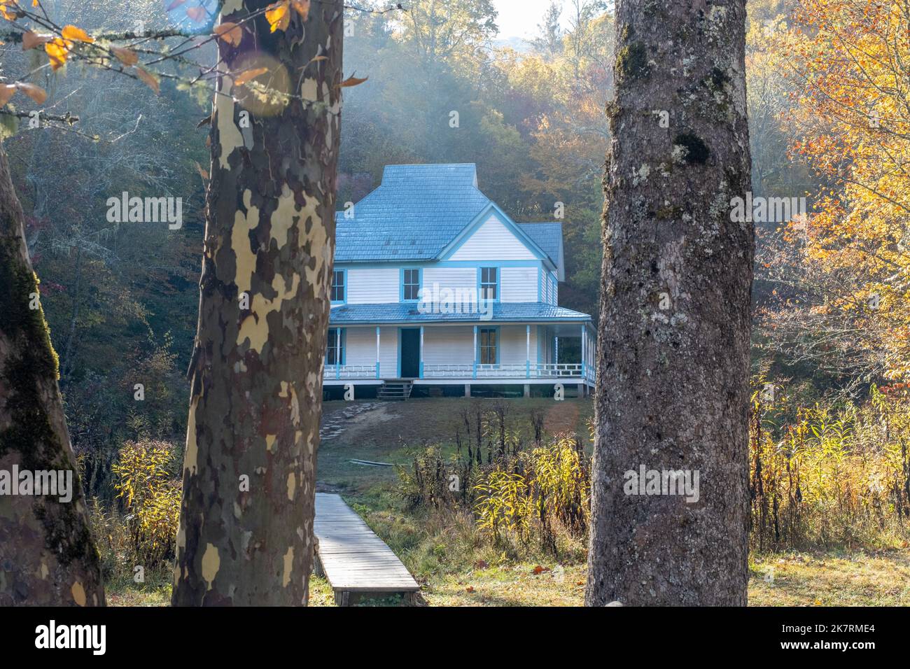 Les couleurs d'automne entourent la place Caldwell dans la vallée de Cataloochee, en Caroline du Nord. Banque D'Images