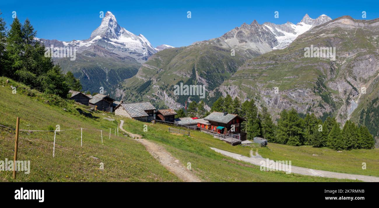 Le panorama des alpes suisses de walliser avec le sommet du Cervin avec les chalets typiques. Banque D'Images