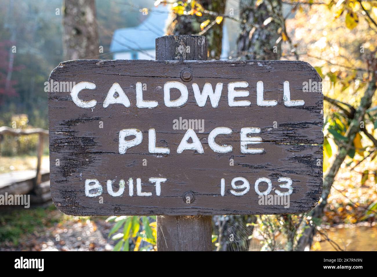 Panneau en bois sur la poste pour la place Caldwell construite en 1903 dans la vallée de Cataloochee. Banque D'Images