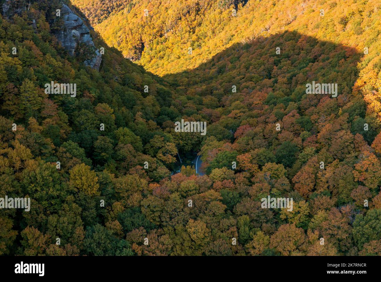 Route étroite dans les passeurs Notch vu de drone dans les couleurs d'automne Banque D'Images
