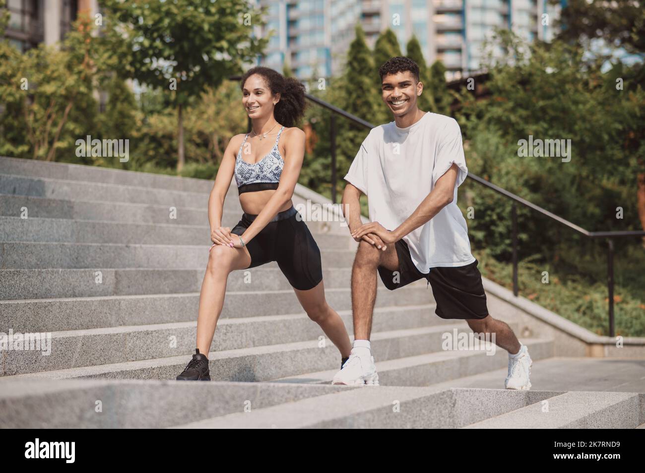 Une fille et un gars ayant un entraînement à l'extérieur Banque D'Images
