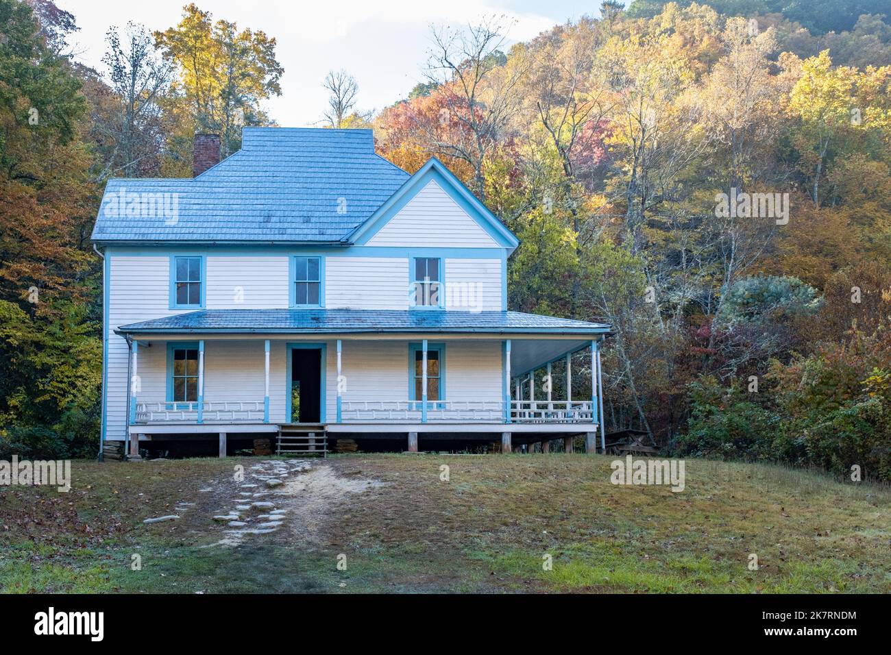 Les couleurs d'automne entourent la place Caldwell dans la vallée de Cataloochee, en Caroline du Nord. Banque D'Images