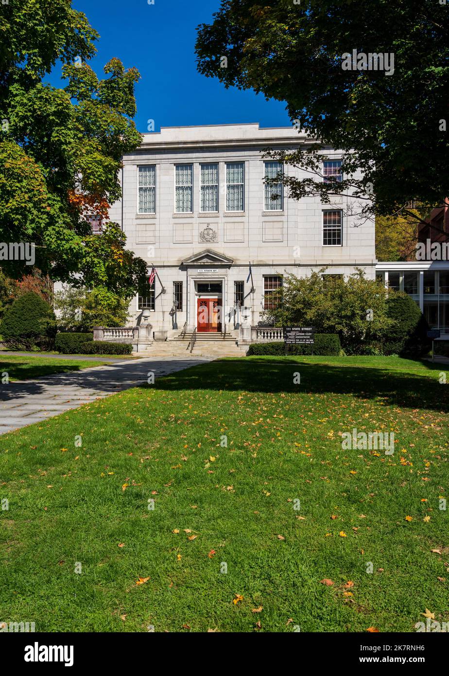 Bâtiment de la Cour suprême de l'État du Vermont à Montpelier, Vermont. Des couleurs d'automne brillantes entourent le bâtiment Banque D'Images