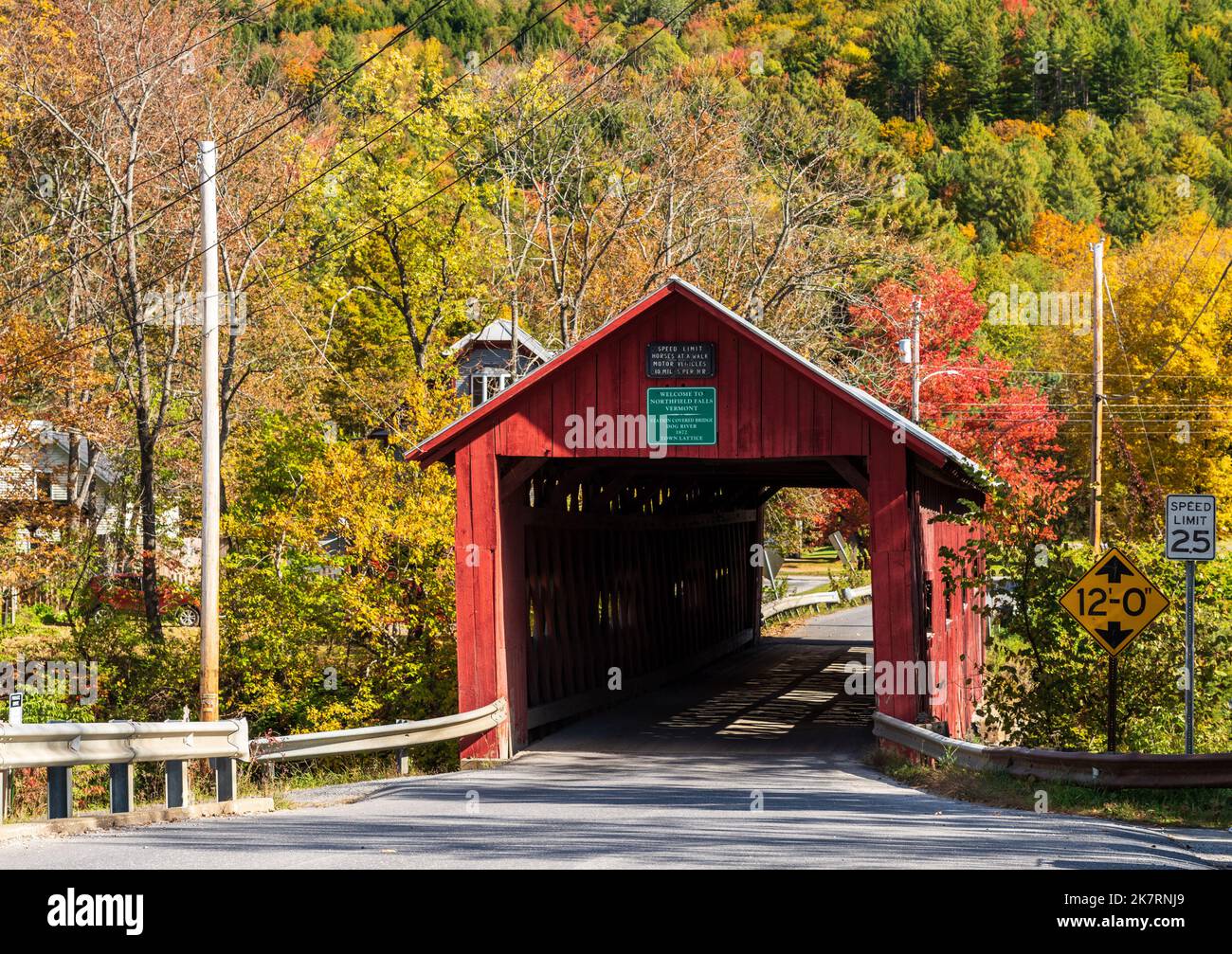 Entrée au pont couvert inférieur à Northfield Falls, dans le Vermont, à l'automne Banque D'Images