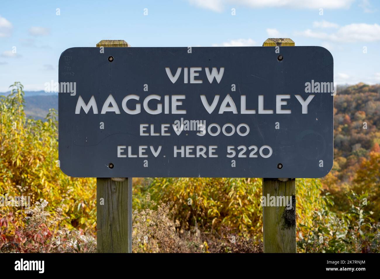 Voir Maggie Valley Elevation 3000, Elevationa ici 5220 Signpost avec arbres d'automne en arrière-plan, Banque D'Images