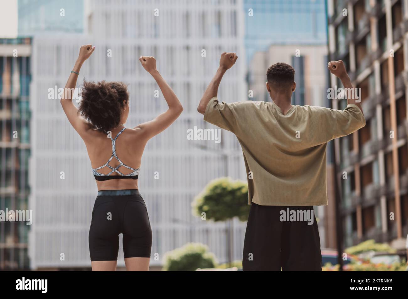 Un jeune couple qui a l'air joyeux et plein d'énergie tout en attendant du temps ensemble Banque D'Images