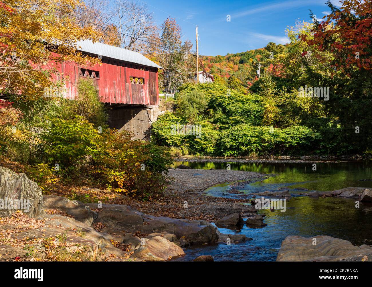 Vue latérale du pont couvert inférieur à Northfield Falls, dans le Vermont, à l'automne Banque D'Images