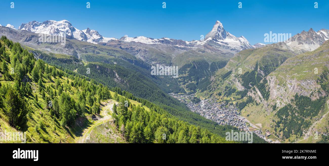 Le panorama des alpes suisses de walliser avec les sommets du Cervin et de Breithorn sur le Zermatt dans la vallée du Mattertal. Banque D'Images