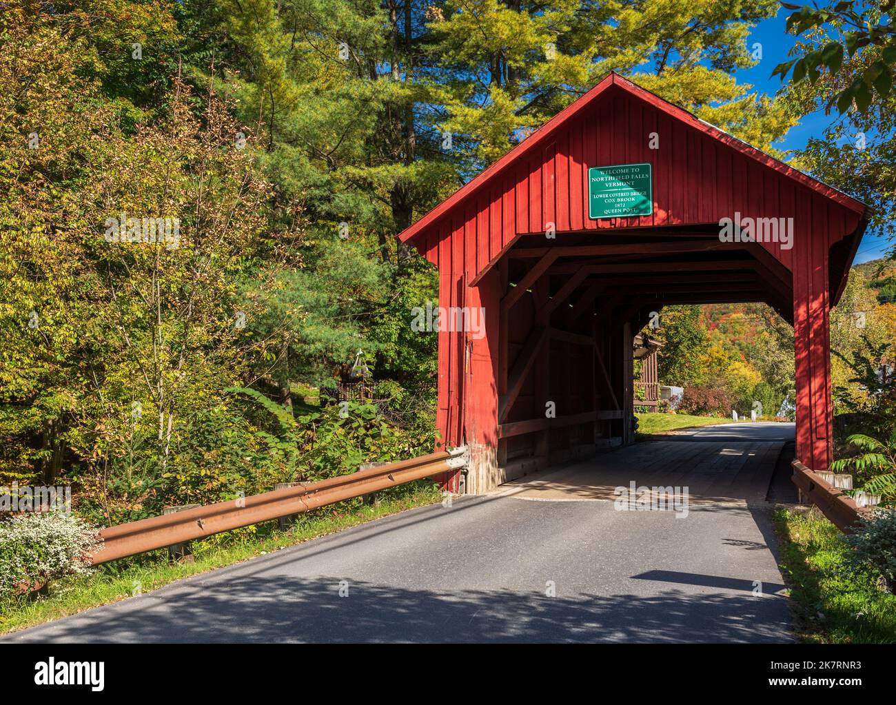 Entrée au pont couvert inférieur à Northfield Falls, dans le Vermont, à l'automne Banque D'Images