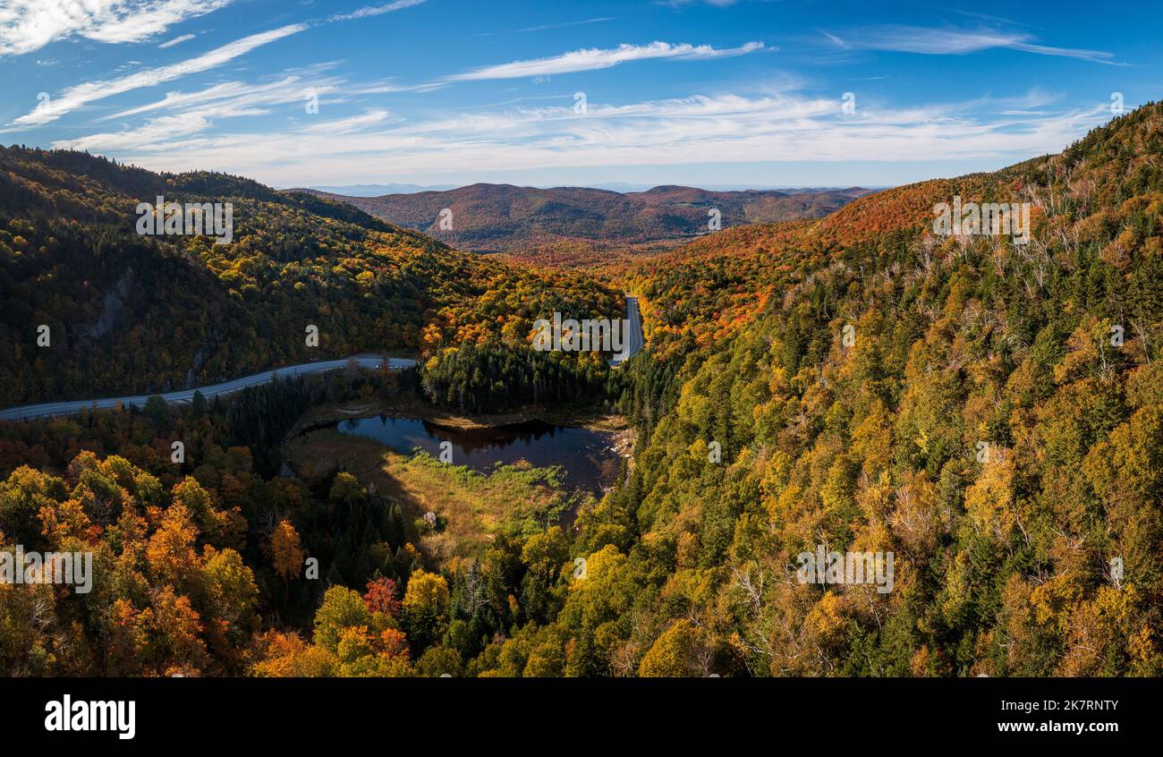 Vue aérienne de la route Appalachian Gap ou de la route 17 entre Vergennes et Waitsfield dans le Vermont pendant l'automne Banque D'Images