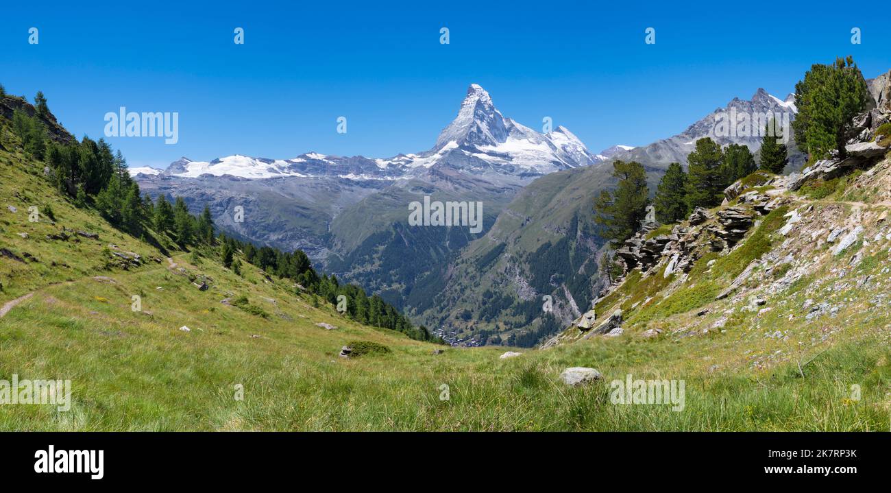 Le panorama des alpes suisses de walliser avec le sommet du Cervin au-dessus de la vallée du Mattertal et de Zermatt. Banque D'Images