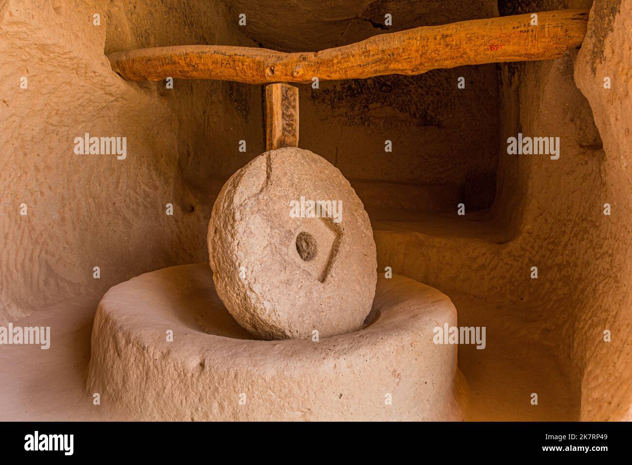 Ancien moulin en pierre dans une maison de roche à Zelve, Cappadoce, Turquie Banque D'Images