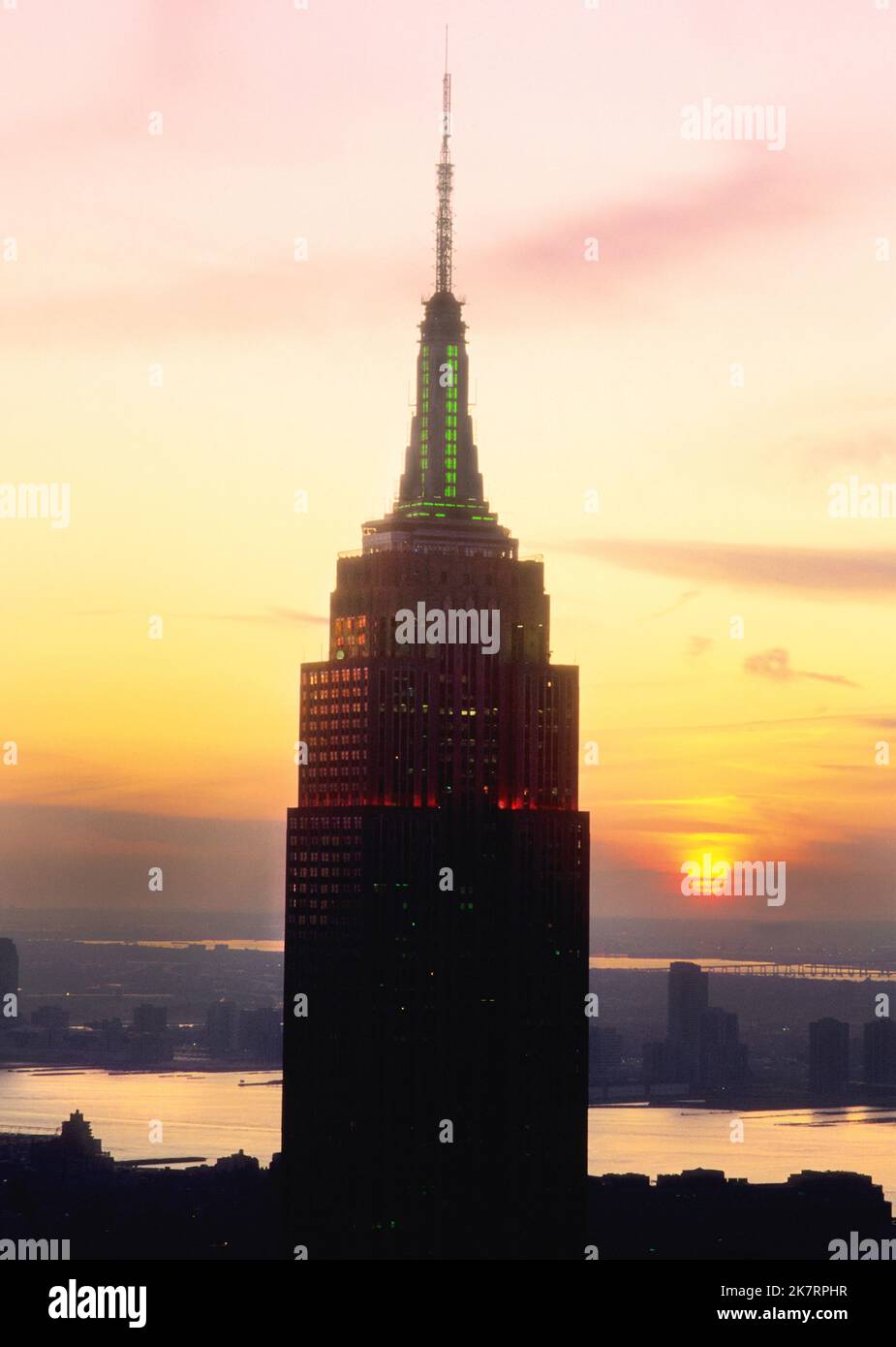 Empire State Building New York au coucher du soleil. Gratte-ciel Midtown Manhattan et Hudson River. Immobilier commercial. Vue en hauteur de la tour. ÉTATS-UNIS Banque D'Images