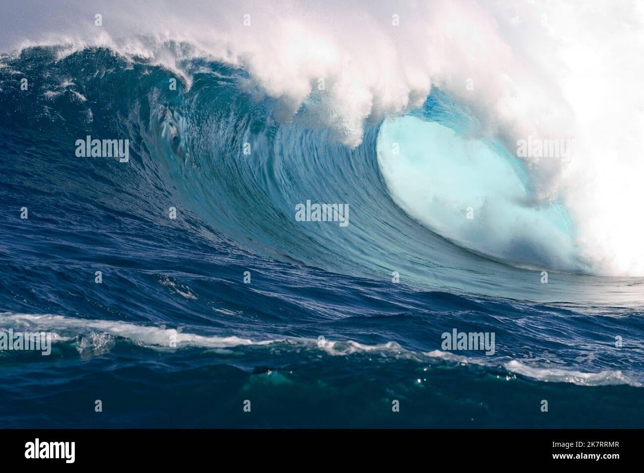 Surf de 60 pieds s'écrasant sur le Northshore de Maui à Peahi (Jaws). Banque D'Images